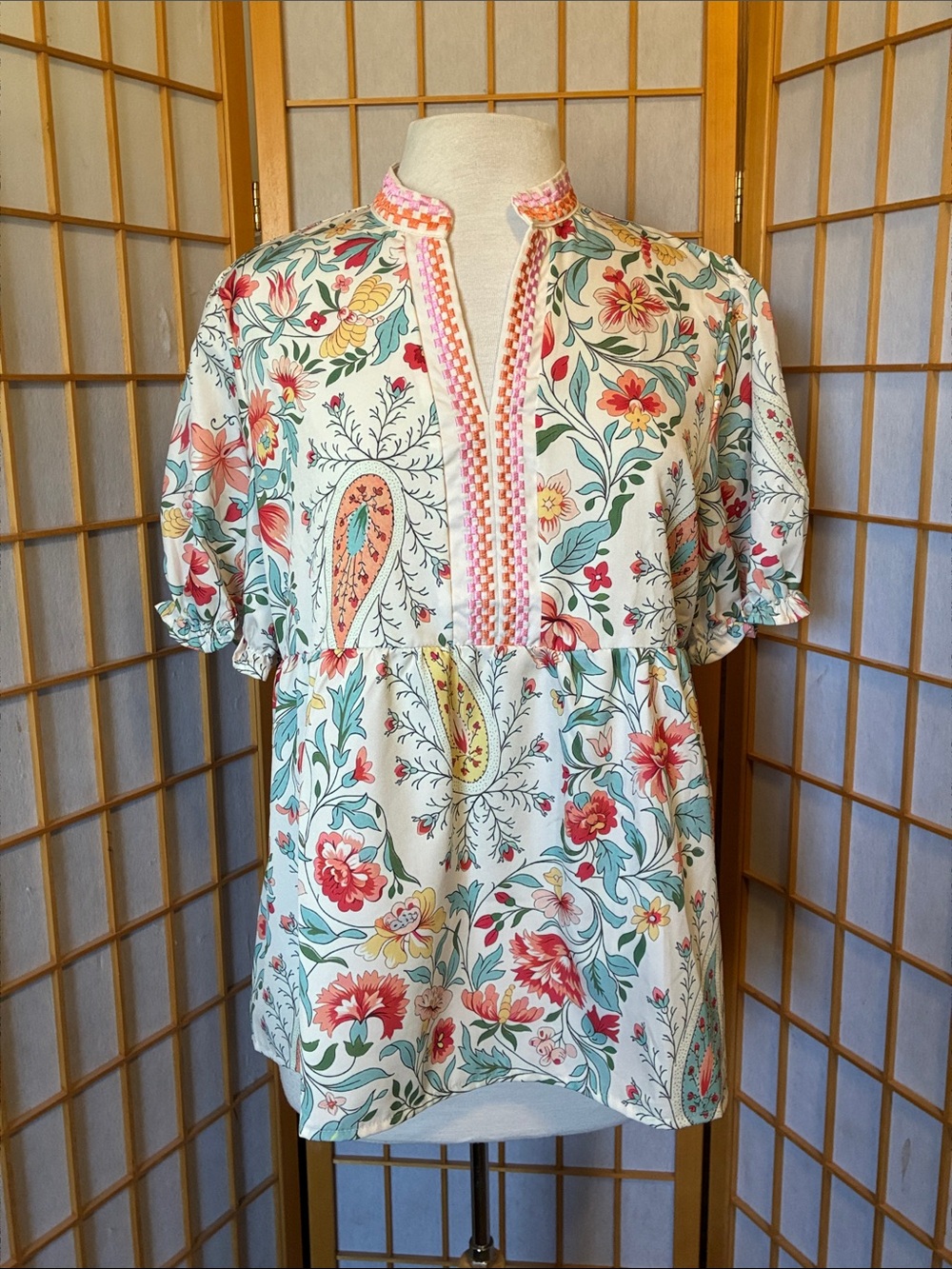 NWOT Floral Paisley V-Neck Boho woven popover blouse in Cream, Coral & Teal